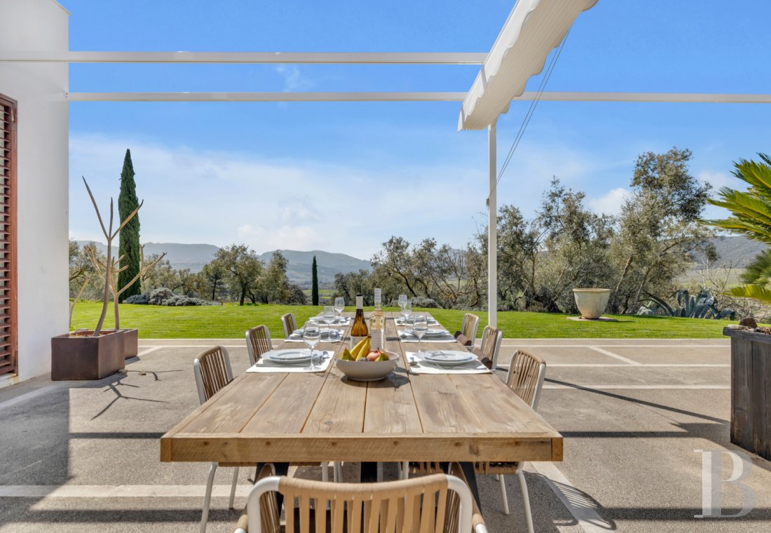 Au sud de l’Espagne, près de Ronda, une villa d’architecte au cœur des terres andalouses - photo  n°2